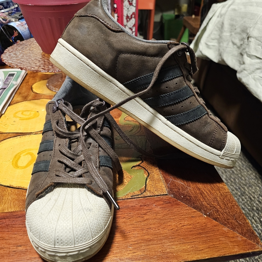 ADIDAS shell top Mens suede sneakers.  Great worn condition.